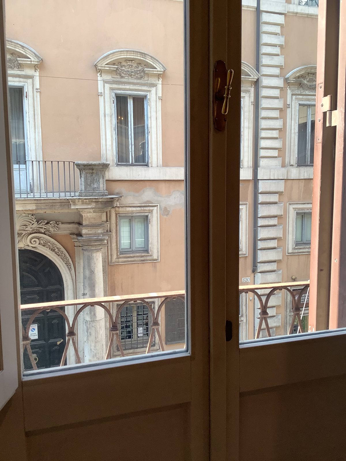 Muutama kurkistus matkustavaisten kirjailijoiden ikkunoista Roomassa